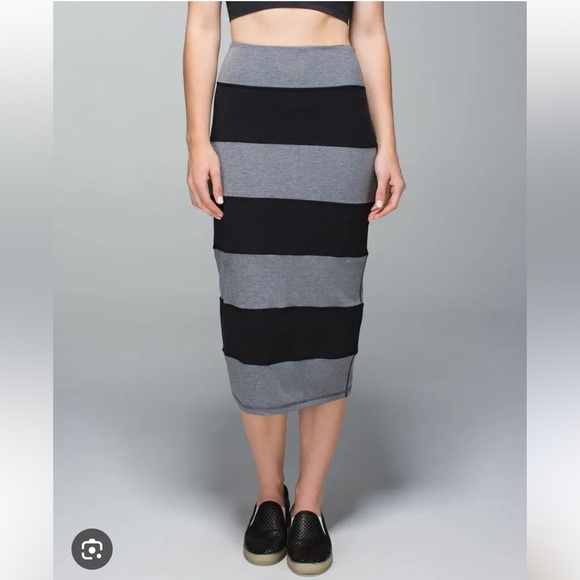 lululemon athletica Dresses & Skirts - Lululemon Yoga Over Skirt Heathered Slate / Black Striped Luon Sz 4
